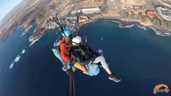 Explora la Bahía de la Caleta desde las alturas en parapente. Una experiencia que mezcla vuelo y belleza costera en Tenerife